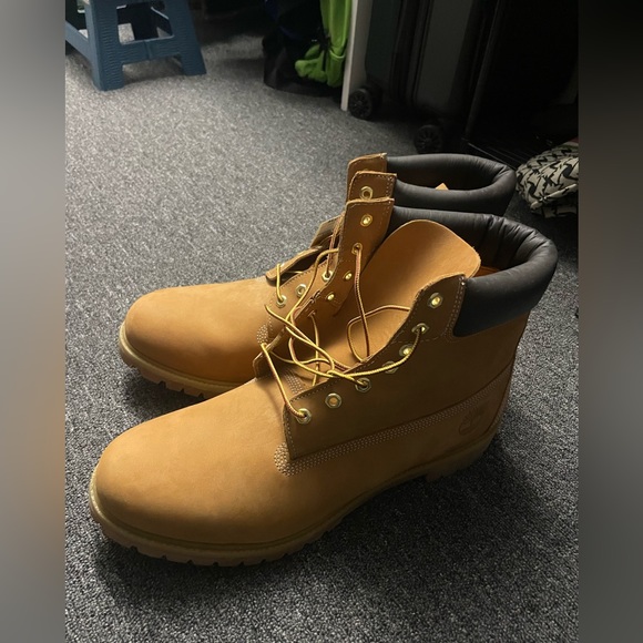 Men’s Nubuck Timberland boots - Picture 2 of 3